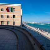 ...l� dove all�ombra di una sventolante bandiera italiana...